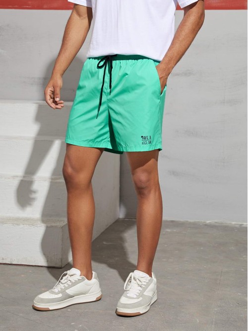 Men Slogan Graphic Drawstring Waist Wind Shorts