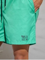 Men Slogan Graphic Drawstring Waist Wind Shorts