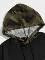 Men Camo Panel Pocket Patched Hoodie and Drawstring Waist Joggers Set