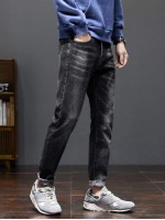 Men Letter Patched Tapered Jeans