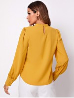 Solid Plicated Front Keyhole Back Blouse